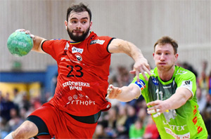 Hochklassigen Handball sahen die rund 200 Zuschauer in Havixbeck. ASV-Spieler Björn Zintel kann hier von Emsdettens Jakob Schwabe nicht aufgehalten werden. Foto: Markus Höppener