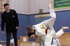 Die Havixbecker Judoka Marleen Völker (unten) und Lucia Scholz (oben) zeigten eindrucksvoll, was sie bereits gelernt haben. Abteilungsleiter Fabio Theissing schaut dem Duo begeistert zu. Foto: Patrick Lückmann